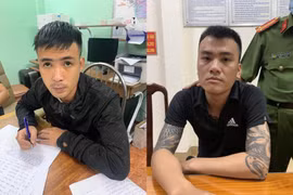 Đối tượng Phùng Văn Tiến (trái) và Nguyễn Văn Quang (phải) tại cơ quan công an. (Ảnh: TTXVN phát)