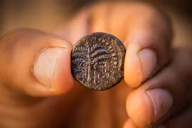 Đồng tiền cổ có niên đại 1.900 năm được phát hiện tại Jerusalem. (Nguồn: City of David Archive)