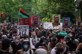 Người dân tham gia tuần hành kỷ niệm ngày lễ Juneteenth tại New York, Mỹ, ngày 19/6/2020. (Ảnh: AFP/TTXVN)