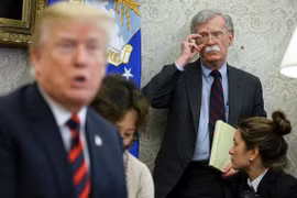 Cựu Cố vấn an ninh quốc gia John Bolton lắng nghe Tổng thống Donald Trump phát biểu. (Nguồn: Getty Images)