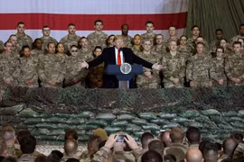 Tổng thống Mỹ Donald Trump tới thăm các binh sỹ Mỹ tại căn cứ không quân Bagram ở Afghanistan dịp Lễ Tạ ơn, ngày 28/11/2019. (Ảnh: AFP)