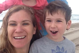 Bà Maeve Kennedy Townsend McKean cùng con trai Gideon. (Nguồn: people.com)