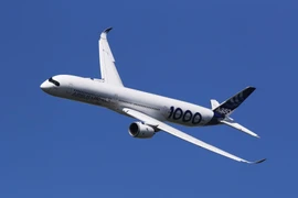 Máy bay A350-1000 của hãng Airbus bay trình diễn tại Triển lãm hàng không quốc tế Paris ở sân bay Le Bourget, Pháp, ngày 17/6/2019. (Ảnh: THX/TTXVN)