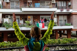 [Photo] Tinh thần ban công: Lan tỏa hy vọng giữa thời dịch COVID-19