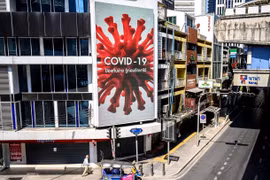 Biển thông tin về dịch COVID-19 trên một đường phố ở Bangkok, Thái Lan, ngày 26/3/2020. (Ảnh: AFP/TTXVN)