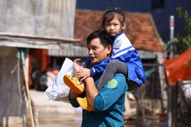 [Photo] Người dân vùng lũ Hà Tĩnh khắc phục khó khăn, ổn định đời sống