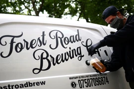 Quán bia di động phục vụ tận nhà cho người dân thực hiện lệnh giãn cách do dịch COVID019. (Nguồn: news.sky.com)