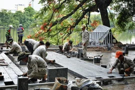 Người dân bày tỏ ý kiến với dự án lát gạch vỉa hè “vĩnh viễn" ở Hà Nội