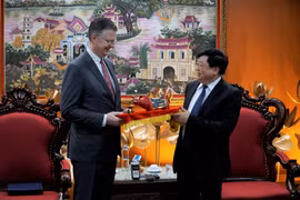 Tổng giám đốc Đài Tiếng nói Việt Nam Nguyễn Thế Kỷ trao quà tặng kỷ niệm tới Đại sứ Mỹ tại Việt Nam Daniel J. Kritenbrink nhân dịp ông có chuyến thăm đến đơn vị này. (Ảnh: Minh Hiếu/Vietnam+)