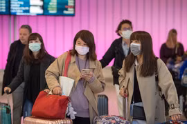 Việc tìm mua và đeo khẩu trang vào những dịch cúm là điều rất cần thiết để tránh lây lan bệnh dịch. (Ảnh:AFP/TTXVN)