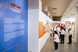 Người dân thích thú thăm quan Triển lãm ảnh đặc biệt về Việt Nam