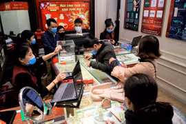 Người dân đeo khẩu trang đi mua vàng ngày vía Thần Tài. (Ảnh: Minh Hiếu/Vietnam+)