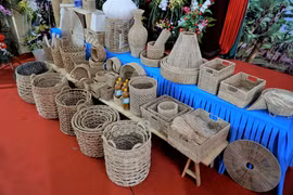 Các sản phẩm thủ công mỹ nghệ được làm từ sợi chuối. (Ảnh: Minh Hiếu/Vietnam+)