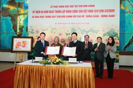 Lễ ký phát hành bộ tem “Kỷ niệm 90 năm thành lập Đảng Cộng sản Việt Nam". (Ảnh: PV/Vietnam+)