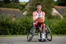 Kỳ lạ cầu thủ khuyết tật phải cắt bỏ 2 chân nếu muốn theo đuổi ước mơ