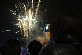 [Photo] Người dân Thủ đô tràn xuống đường đón chào năm mới 2020 