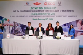 Thứ trưởng Bộ Tài Nguyên và Môi trường Võ Tuấn Nhân (thứ 2 từ trái sang) và đại diện các doanh nghiệp tham gia lễ ký kết ngày hôm nay. (Ảnh: PV/Vietnam+)