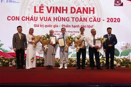 Các cá nhân, tập thể được vinh danh trong buổi Lễ. (Ảnh: Phương Linh/Vietnam+)