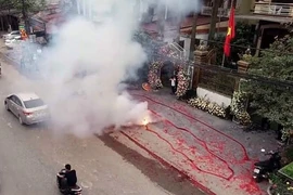 Hình ảnh đốt pháo trong đám cưới tại Sóc Sơn. (Ảnh: CTV/Vietnam+)