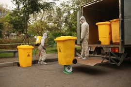 Rác thải từ các khu cách ly trước khi được vận chuyển đều được phun khử khuẩn. (Ảnh: PV/Vietnam+) 