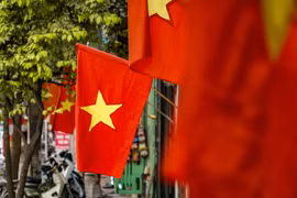 [Photo] Phố phường Hà Nội rực rỡ cờ đỏ chào đón đại lễ 30/4