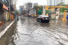 [Photo] Hà Nội vừa mưa to, nhiều tuyến đường ngập sâu 