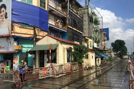 Công nhân gác chắn đường sắt có mức lương thấp trong khi áp lực công việc cao. (Ảnh: Việt Hùng/Vietnam+)
