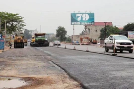 Nhà thầu đang thi công thảm nhựa tại dự án BOT Bắc Ninh-Uông Bí. (Ảnh: Doãn Đức/Vietnam+)