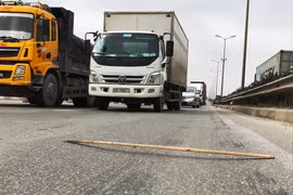 Bề mặt cầu Thanh Trì lại bị hằn lú, hư hỏng nặng nề. (Ảnh: Nguyễn Hằng/Vietnam+)