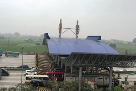 Phương tiện lưu thông qua trạm thu phí của dự án đường cao tốc Pháp Vân-Cầu Giẽ. (Ảnh: Việt Hùng/Vietnam+)