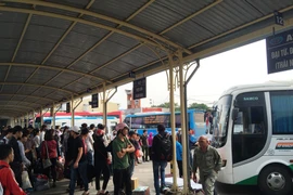 Nhiều hành khách đã rục rịch ra bến chờ xe để về quê dịp nghỉ lễ 30/4. (Ảnh: Việt Hùng/Vietnam+)
