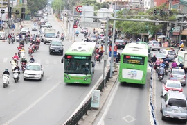 Buýt nhanh BRT 01 Kim Mã-Yên Nghĩa đi vào hoạt động đã thu hút được số lượng khách tham gia khá cao. (Ảnh: Thi Uyên/Vietnam+)