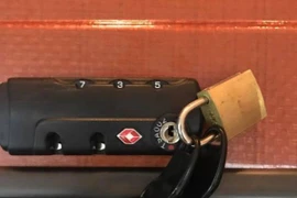 Chiếc valy của hành khách đã bị thay bằng một chiếc khóa mới. (Ảnh: PV/Vietnam+)