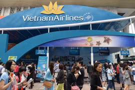 Gian hàng tại Hội chợ Du lịch Quốc tế Việt Nam 2017 của Vietnam Airlines thu hút đông đảo hành khách đến mua vé bay rẻ. (Ảnh: Vietnam Airlines)