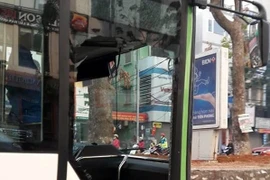 Buýt nhanh BRT bị vỡ cửa kính do xe ôtô 4 chỗ lấn làn tạt đầu 