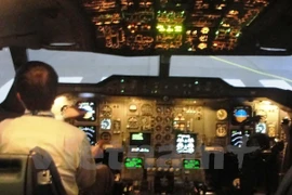 Việc chiếu tia laser vào buồng lái tàu bay khi đang cất hoặc hạ cánh có thể gây tổn thương mắt phi công. (Ảnh: Việt Hùng/Vietnam+)