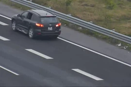 Chiếc xe Huyndai Santafe thản nhiên lùi ngược chiều trên cao tốc Hà Nội-Hải Phòng. (Ảnh: Trung tâm điều hành đường cao tốc Hà Nội-Hải Phòng cung cấp)