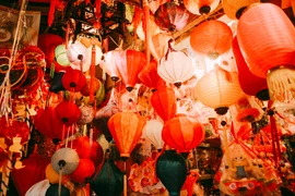 Không khí trung thu đang bao trùm lên từng góc phố. (Ảnh: VNA cung cấp)