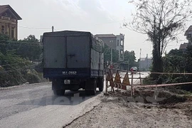 Mặt bằng tuyến đường bị vướng mắc theo kiểu “xôi đỗ” khiến nhà thầu không thể thi công. (Ảnh: Việt Hùng/Vietnam+)