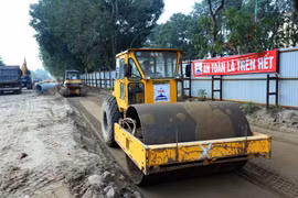 Để xây dựng tuyến đường này, Hà Nội đã di chuyển, chặt hạ gần 1.200 cây xanh trên trên tuyến đường vành đai 3. (Ảnh: Huy Hùng/TTXVN)