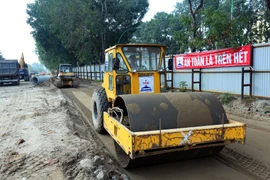 Để xây dựng tuyến đường này, Hà Nội đã di chuyển, chặt hạ gần 1.200 cây xanh trên trên tuyến đường vành đai 3. (Ảnh: Huy Hùng/TTXVN)