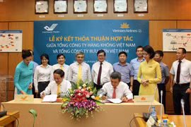 Vietnam Airlines ký kết với Vietnam Post nhằm nâng cao hiệu quả hoạt động. (Ảnh: Vietnam Airlines cung cấp)