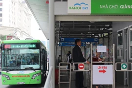 Hành khách đi tuyến buýt nhanh BRT 01 Kim Mã-Yên Nghĩa được đưa vào khai thác. (Ảnh: Thi Uyên/Vietnam+)