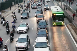 Đa phần các tài xế ôtô chấp hành khá nghiêm chỉnh khi đi đúng làn đường quy định, không lấn làn đường dành riêng cho buýt nhanh BRT. (Ảnh: Doãn Đức/Vietnam+)