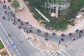 Đề nghị xử nghiêm tình trạng nhiều xe đi ngược chiều, ngó lơ biển cấm 