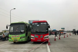 Xe khách tập hợp tại đầu trạm thu phí Pháp Vân-Cầu Giẽ để phản đối điều chuyển luồng tuyến của Hà Nội. (Ảnh: Việt Hùng/Vietnam+) 