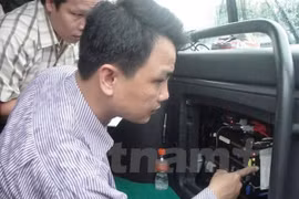 Kiểm tra thiết bị hộp đen của đơn vị kinh doanh vận tải. (Ảnh: Việt Hùng/Vietnam+)