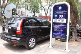 Nhiều chủ xe hào hứng với công nghệ thông minh Iparking. (Ảnh: Doãn Đức/Vietnam+)