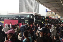 Các tuyến xe khách luôn ken cứng người. (Ảnh: Việt Hùng/Vietnam+)