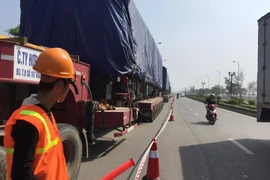 Lô tàu đầu tiên của dự án đường sắt đô thị Cát Linh-Hà Đông sẽ được cẩu lên đường ray vào tối nay. (Ảnh: Việt Hùng/Vietnam+)